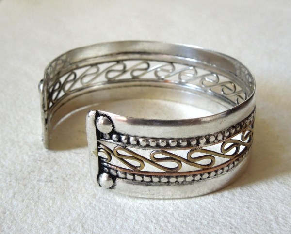 Náramek s mosazným drátkem