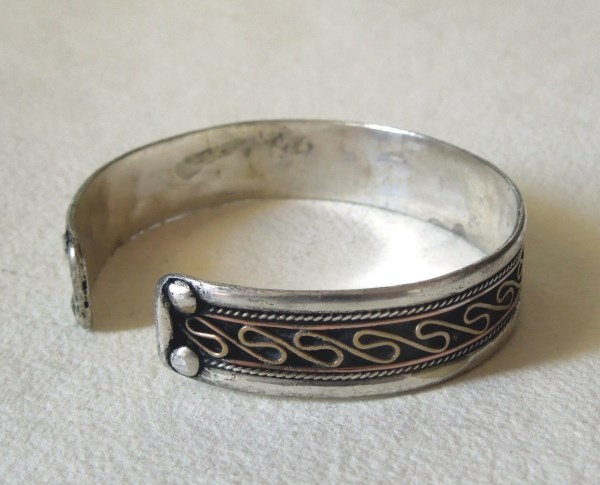 Náramek s mosazným drátkem