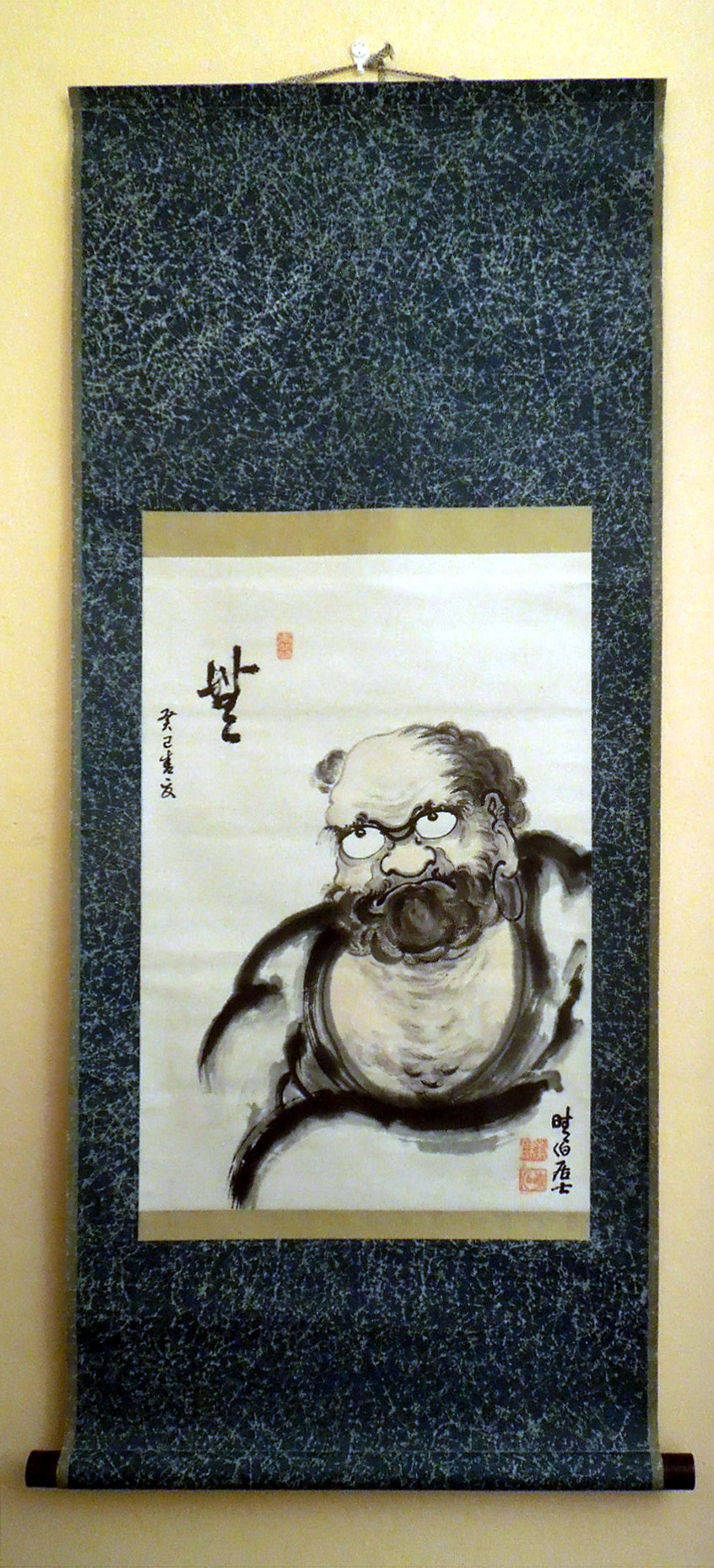 Japonský svitkový obraz Daruma