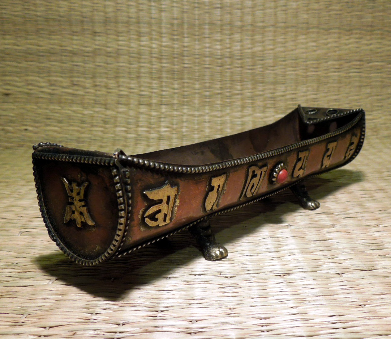 Měděný stojánek na vonné tyčinky