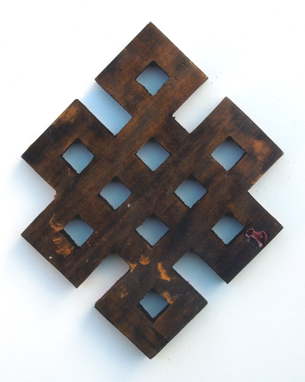 Vyřezávaný nekonečný uzel, výška 20 cm