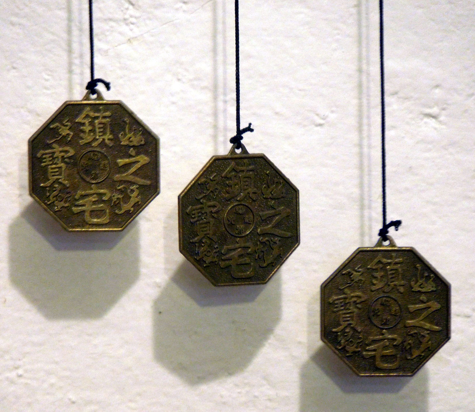 Závěsná zvonkohra z kovových trubiček