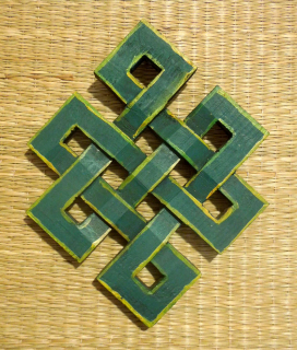 Vyřezávaný nekonečný uzel, výška 20 cm